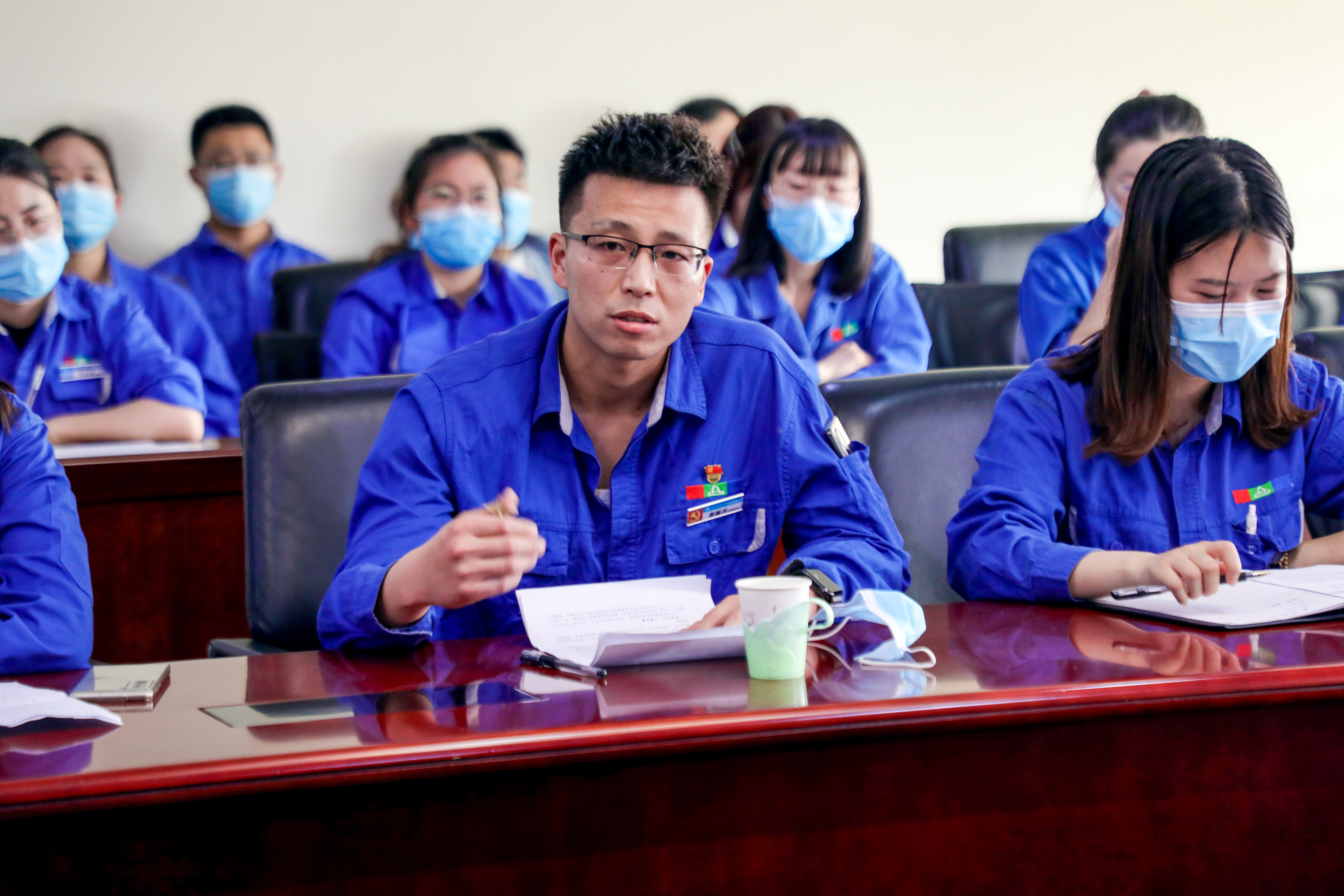 青春賽道 奮斗有光|安彩高科開(kāi)展青年員工座談會(huì)