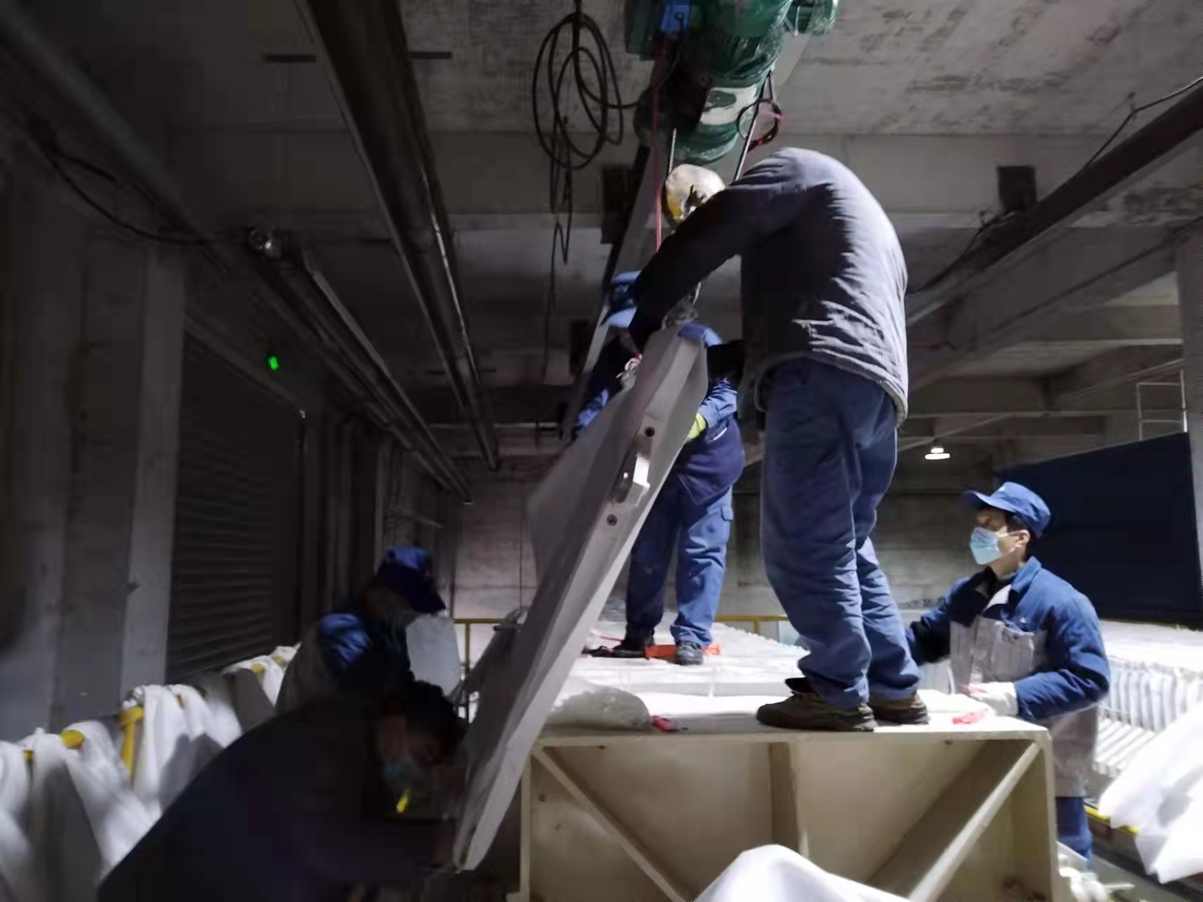 光伏新材料:春寒料峭斗志昂,爭分奪秒換布忙