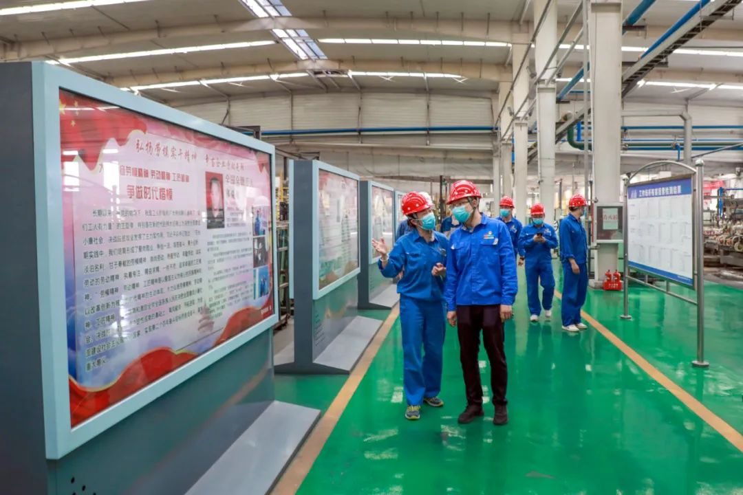 翠籠蒲艾香,慰問送安康——安彩高科總經理端午節慰問一線職工