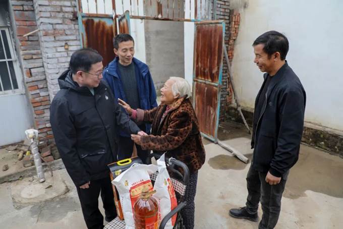 安彩高科到“第一書記”駐村點開展重陽節(jié)慰問活動